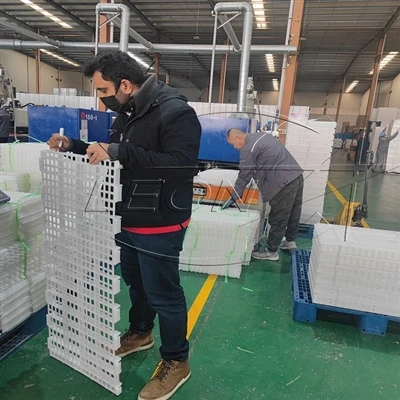 Kupac provjerava kvalitetu plastičnih letvica